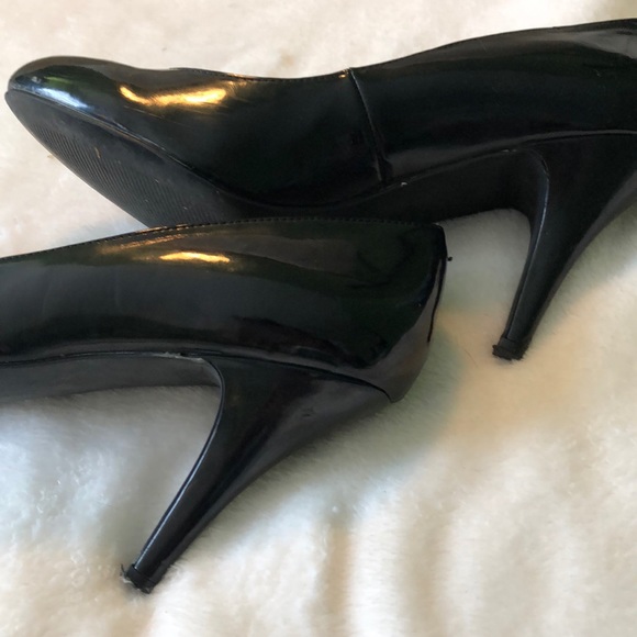 Black patent round-toe heel; Fergalicious Utopia - Picture 3 of 8